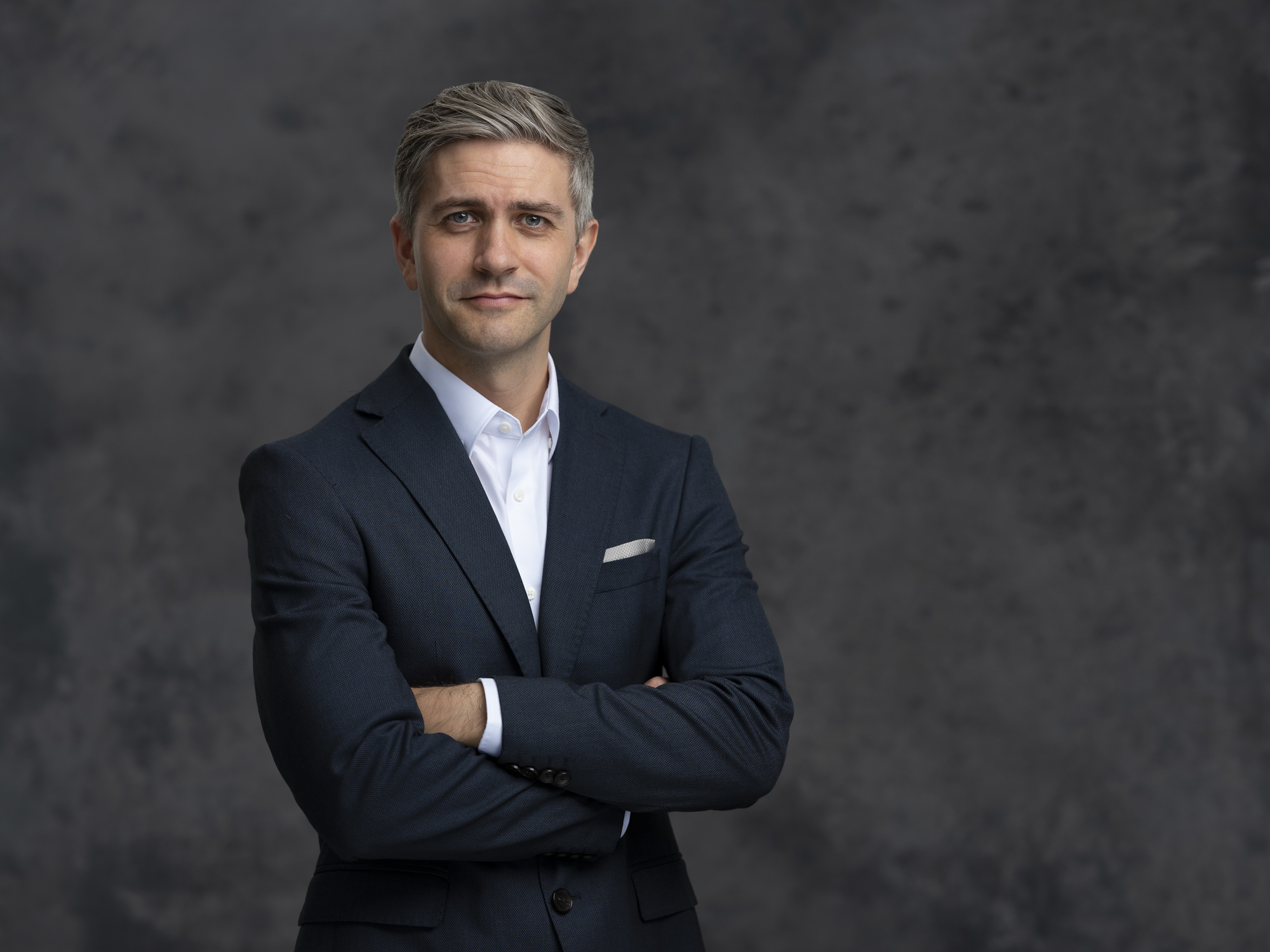 Professional Headshots for CEOs and Executives: A Guide to Corporate Portraits in Singapore & Paris